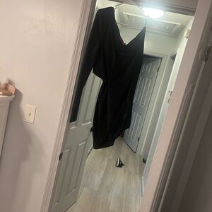 Gauge81 Elegant Black One-Shoulder Dress